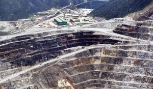 Aktivitas tambang terbuka Grasberg, PT Freeport Indonesia di Papua, Sabtu (12/5). Tambang terbuka Grasberg (kawasan puncak) yang menjadi andalan selama ini akan ditutup pada 2016, potensi yang mulai ditambang dari deposito bawah tanah masih akan berproduksi hingga 2041. Tahun 2041 adalah masa berakhirnya seluruh kontrak (dan masa perpanjangan) Freeport di kawasan ini.

Kompas/Agus Susanto (AGS)
12-05-2012