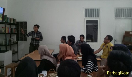 Suasana Kelas di Kelapa Hijau 99